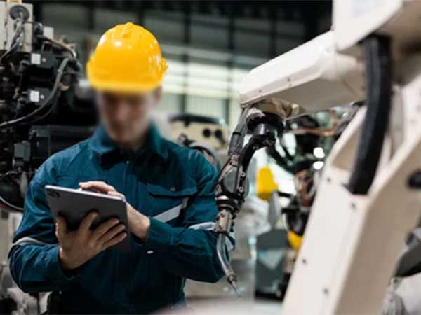 El mantenimiento preventivo de maquinaria industrial consiste en la inspección y ajuste periódico de los equipos para prevenir averías y garantizar un rendimiento constante.